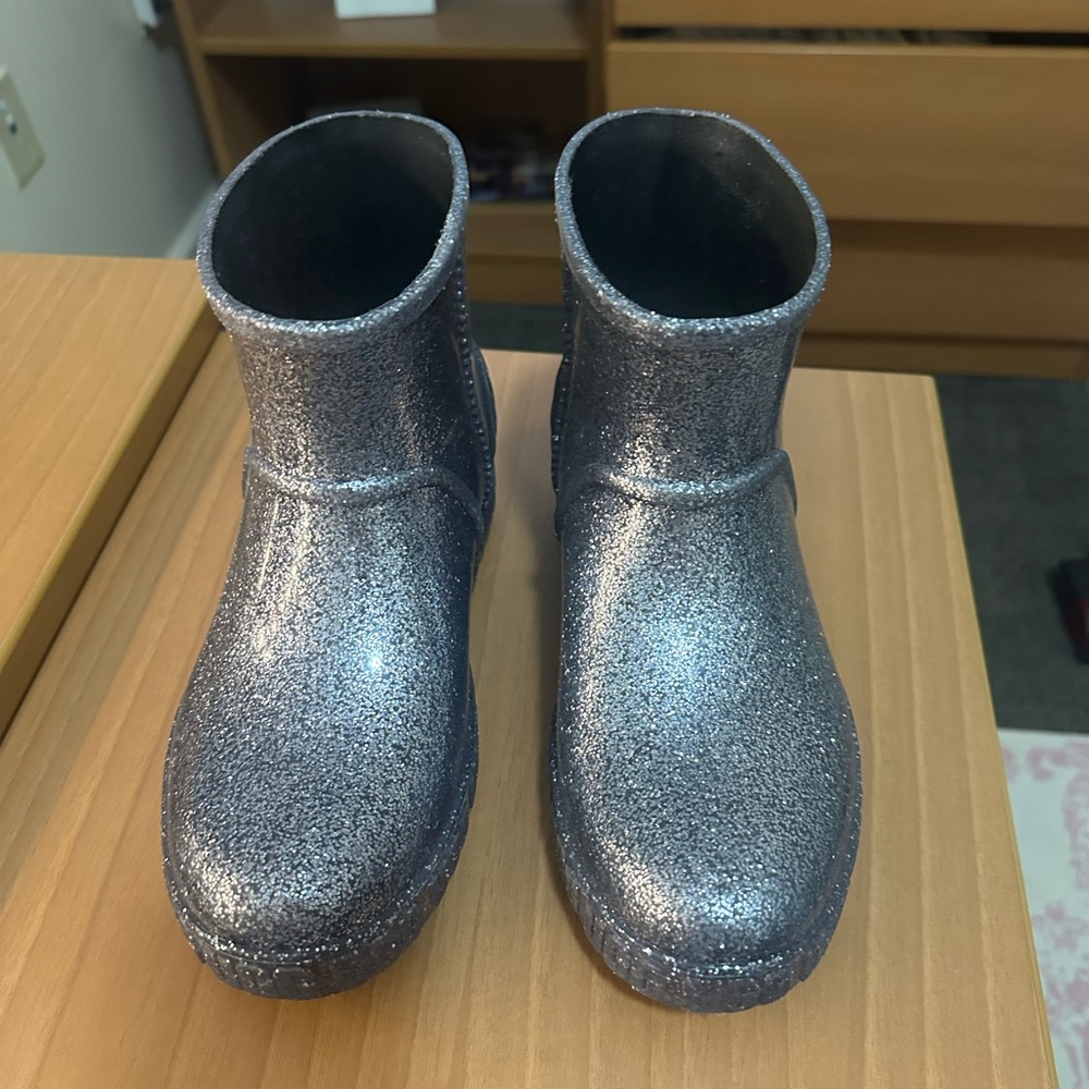 Worn ONCE 
Size 7 Sparkly Ugg Rainboots